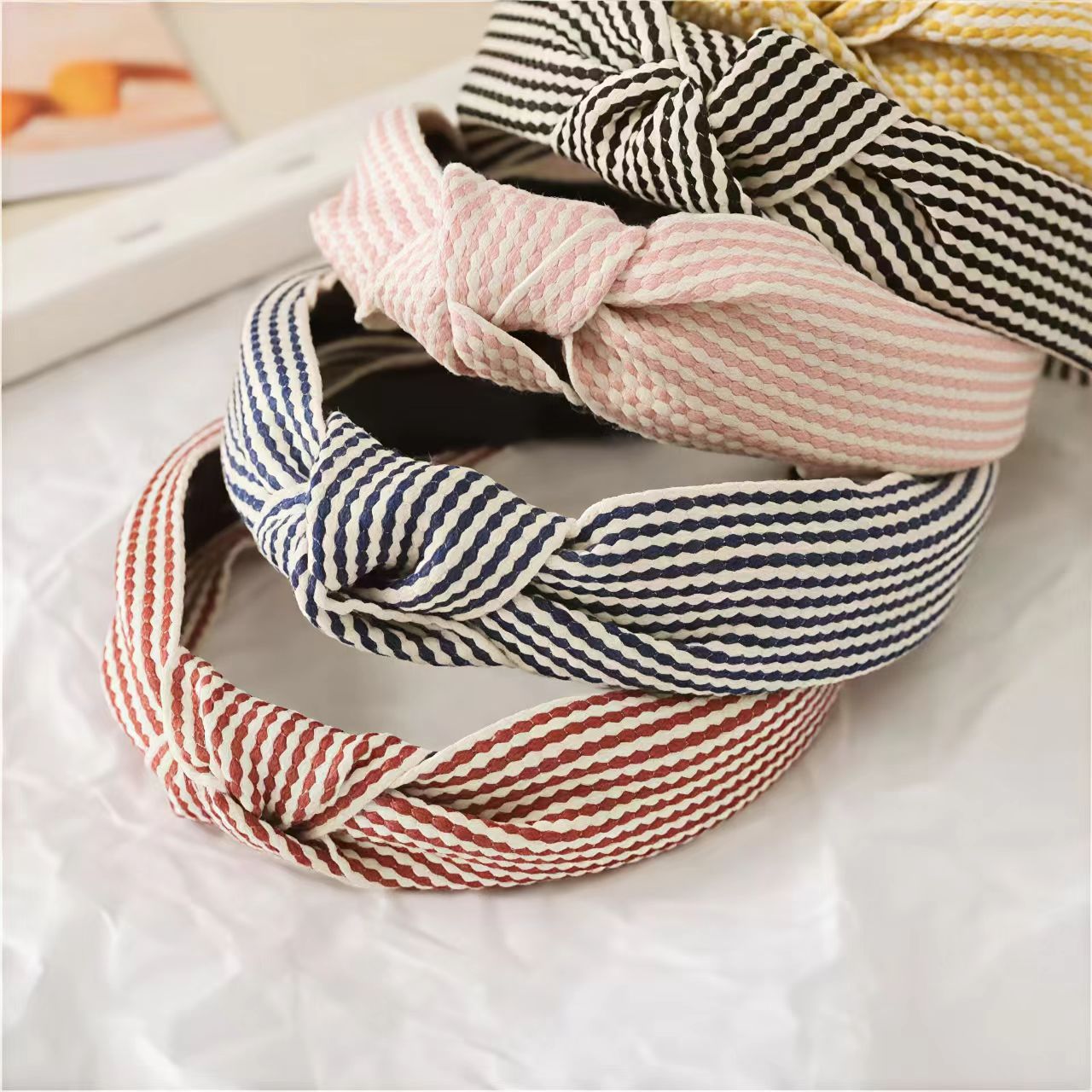 Wide Edged Checkered Headband  - đánh giá và giá Headband Summer Knit